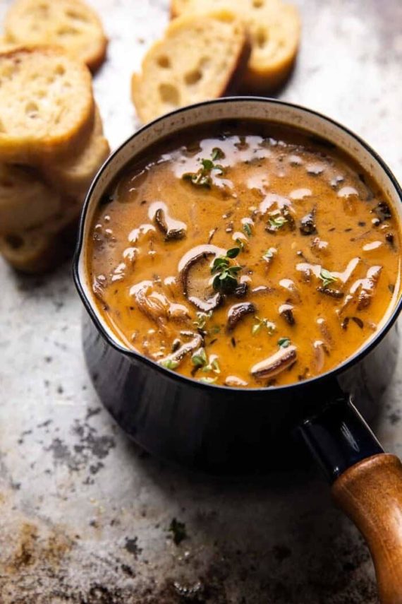 Soupe crémeuse à l'oignon et champignons