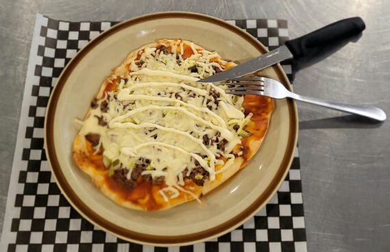 Pizza burger et cornichons