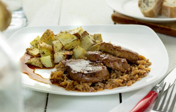 Filet de porc en sauce et pommes de terre grillées
