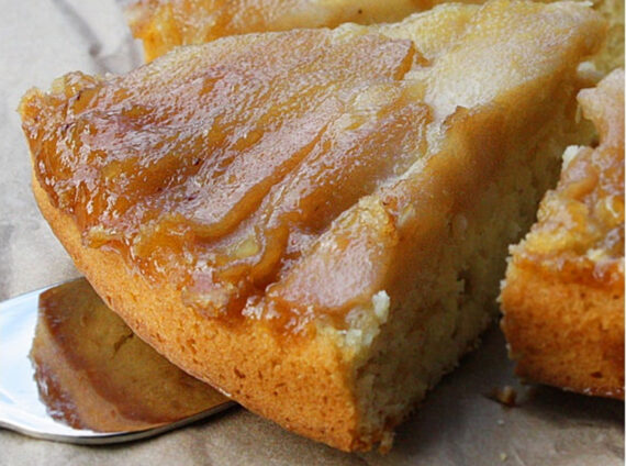 Gâteau blanc et coulis de poires