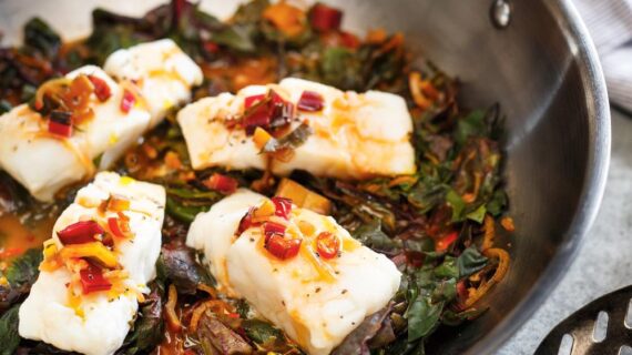 Poisson blanc, bouillon au gingembre et bettes à carde