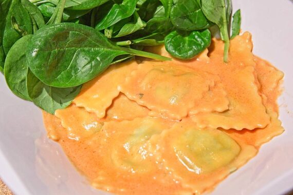 Raviolis au fromage et épinards à la sauce rosée