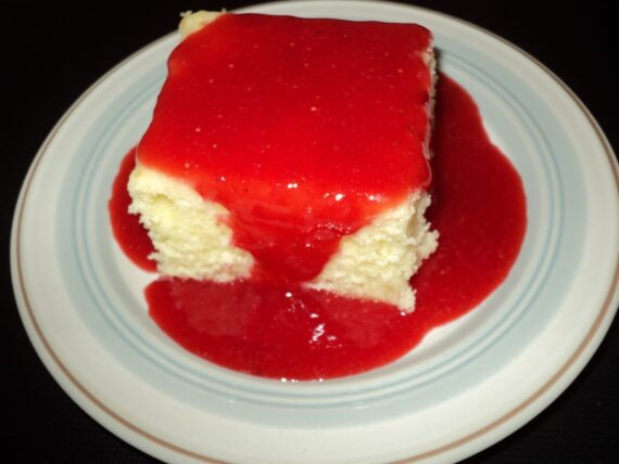 Gâteau blanc avec coulis aux fraises