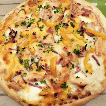 Pizza Yolo (crémeuse au poulet et poivron rouge)
